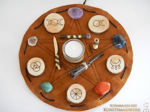 Reise-Altar Wicca mit Edelsteinen und weiteren Symbolen auf Lederbeutel