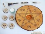 Tisch-Altar "Wicca" auf Baumscheibe – Bild 2