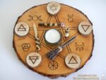 Tisch-Altar "Wicca" auf Baumscheibe