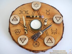 Tisch-Altar "Wicca" auf Baumscheibe