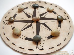 Kompassrose auf Leder