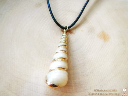 Meeres Amulett "Turmschnecke" von vorne (Abb. ähnlich)
