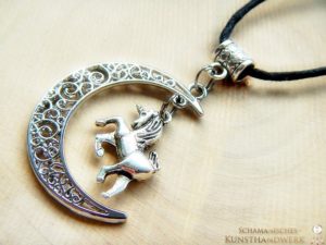 Mond Amulett "Krafttier Einhorn"