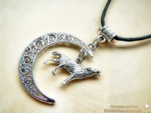 Mond Amulett "Krafttier Wolf"