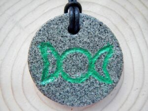Granit Amulett "Dreifacher Mond"