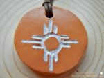 Ton Amulett "Sonne"