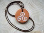 Ton Amulett "Triskele" – Bild 2