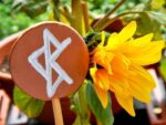 Spiritueller Gartenstecker "Binderune" – Bild 13