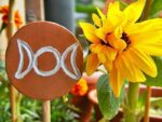 Spiritueller Gartenstecker "Dreifacher Mond" – Bild 7