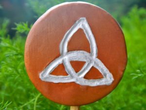 Spiritueller Gartenstecker "Triquetra"