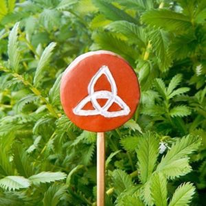 Spiritueller Gartenstecker "Triquetra" – Bild 2