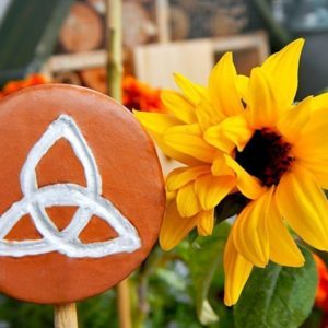 Spiritueller Gartenstecker "Triquetra" – Bild 7