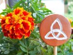 Spiritueller Gartenstecker "Triquetra" – Bild 6