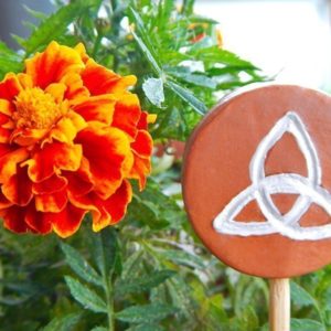 Spiritueller Gartenstecker "Triquetra" – Bild 6