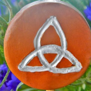 Spiritueller Gartenstecker "Triquetra" – Bild 4
