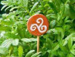 Spiritueller Gartenstecker "Triskele" – Bild 2