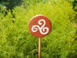 Spiritueller Gartenstecker "Triskele" – Bild 3