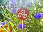 Spiritueller Gartenstecker "Triskele" – Bild 5