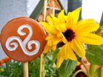 Spiritueller Gartenstecker "Triskele" – Bild 7