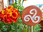 Spiritueller Gartenstecker "Triskele" – Bild 6