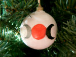 Weihnachtskugel "Dreifacher Mond" am Tannenbaum (Abb. ähnlich & ohne Dekoration)