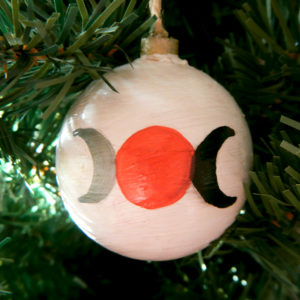 Weihnachtskugel "Dreifacher Mond" am Tannenbaum (Abb. ähnlich & ohne Dekoration)