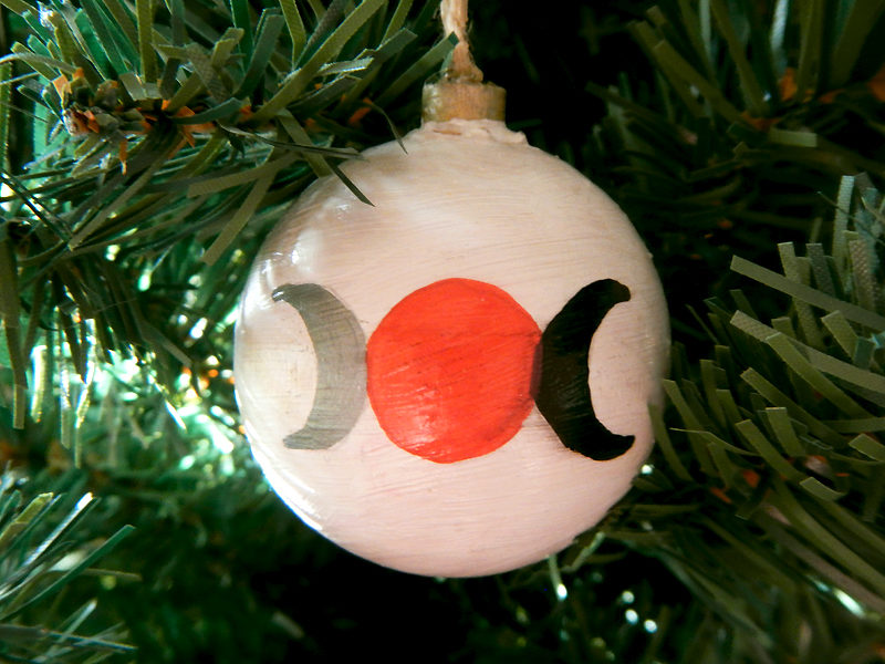 Weihnachtskugel "Dreifacher Mond" am Tannenbaum (Abb. ähnlich & ohne Dekoration)