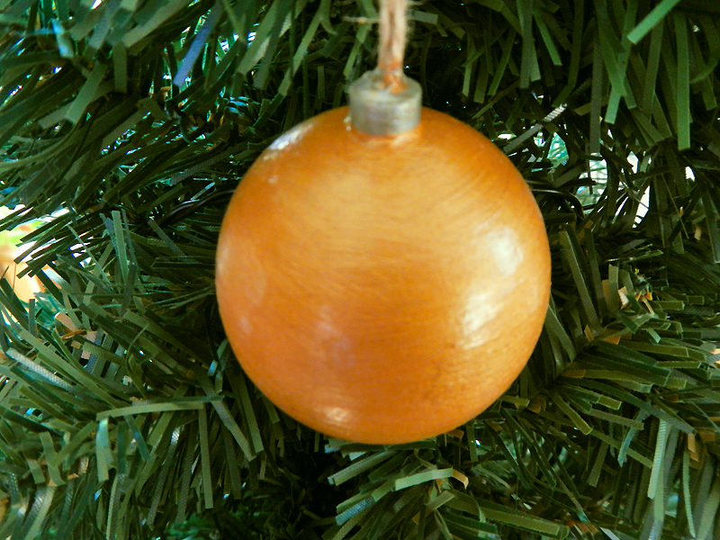 Weihnachtskugel "Klassisch" - Gold am Tannenbaum (Abb. ähnlich & ohne Dekoration)
