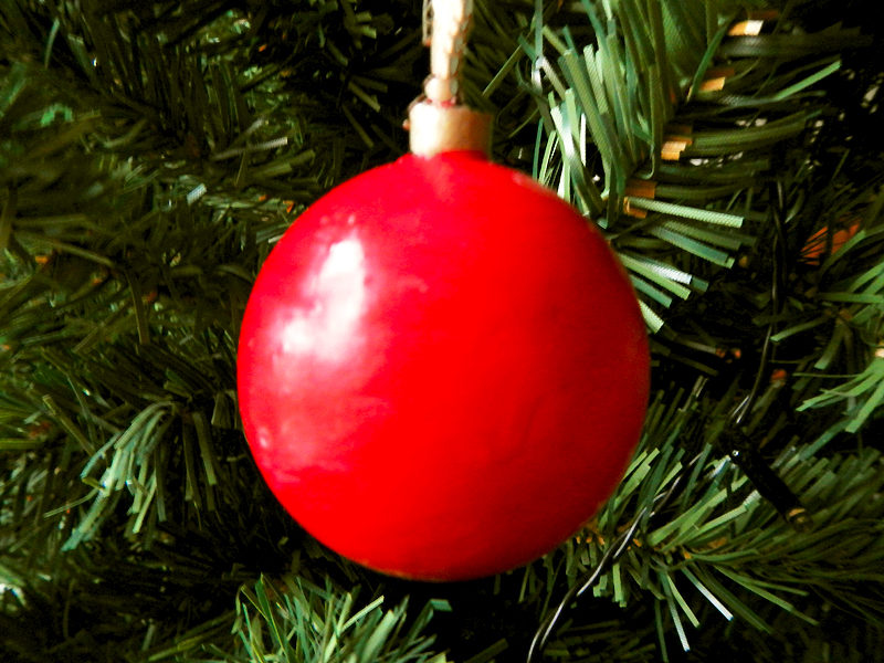 Weihnachtskugel "Klassisch" - Rot am Tannenbaum (Abb. ähnlich & ohne Dekoration)