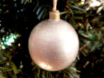 Weihnachtskugel "Klassisch" - Silber am Tannenbaum (Abb. ähnlich & ohne Dekoration)