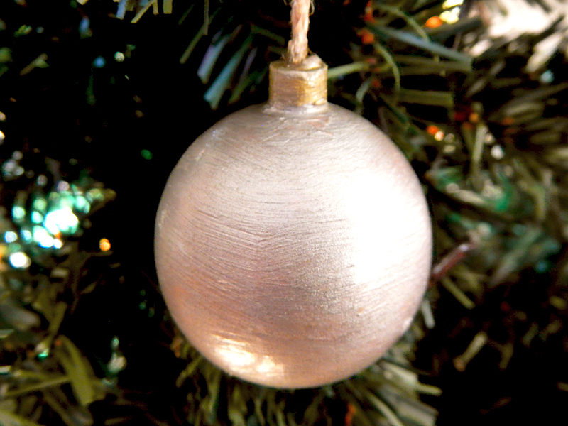 Weihnachtskugel "Klassisch" - Silber am Tannenbaum (Abb. ähnlich & ohne Dekoration)