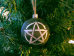 Weihnachtskugel "Pentakel" am Tannenbaum (Abb. ähnlich & ohne Dekoration)