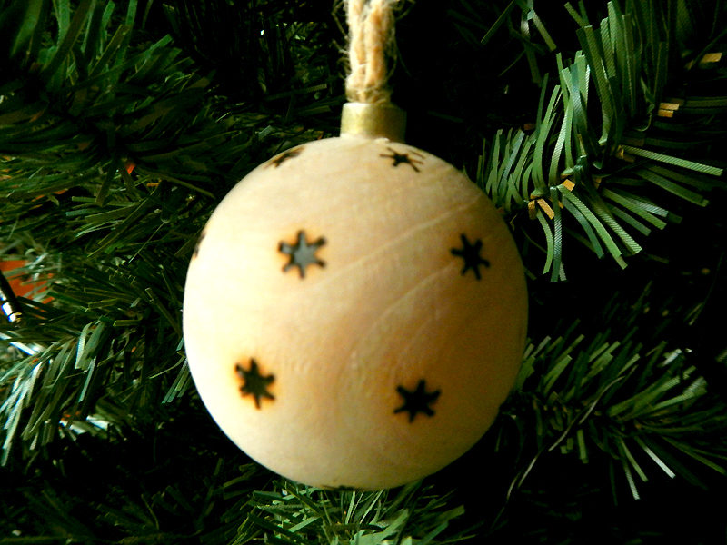 Weihnachtskugel "Schneeflocken" am Tannenbaum (Abb. ähnlich & ohne Dekoration)