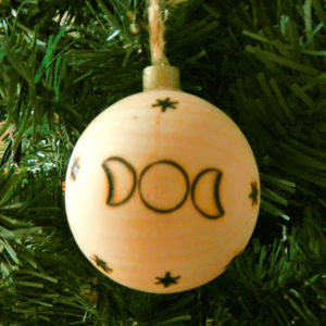 Weihnachtskugel "Schneemond" am Tannenbaum (Abb. ähnlich & ohne Dekoration)