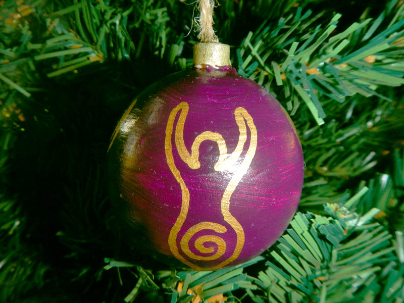 Weihnachtskugel "Spiralgöttin" am Tannenbaum (Abb. ähnlich & ohne Dekoration)