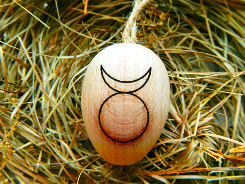 Ostara Ei "Gehörnter Gott" von vorne (Abb. ähnlich)