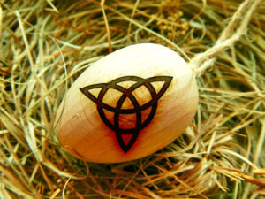 Ostara Ei "Triquetra" (Abb. ähnlich)