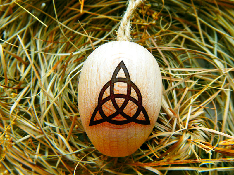 Ostara Ei "Triquetra" von vorne (Abb. ähnlich)