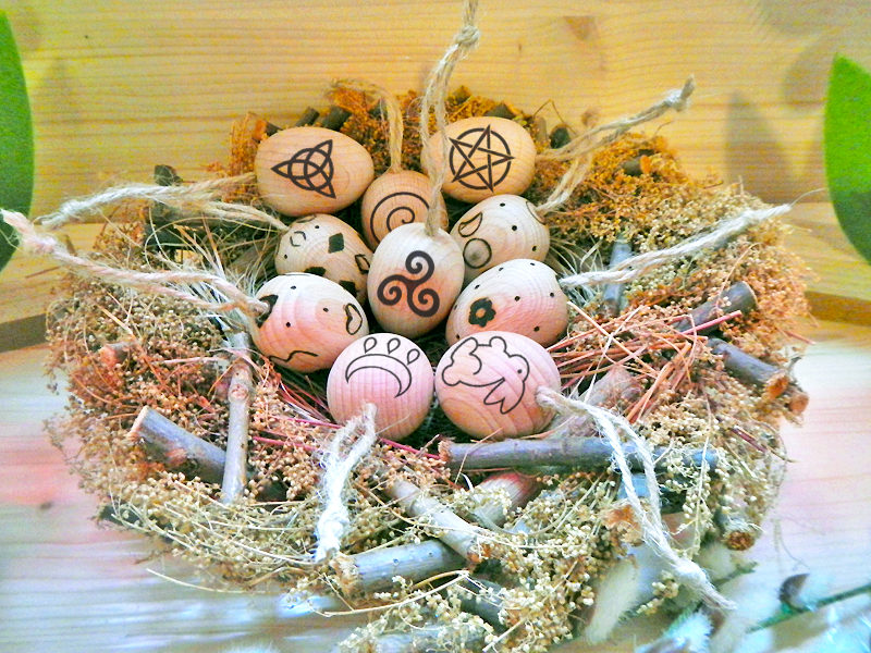 Ostara Eier im Nest (Abb. ähnlich & ohne Dekoration)