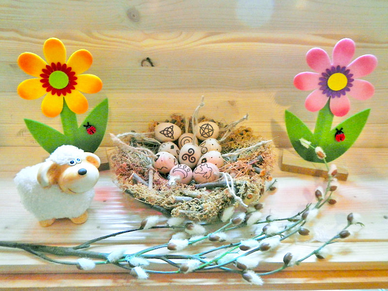 Ostara Eier im Nest - Dekorationsbeispiel (Abb. ähnlich & ohne Dekoration)