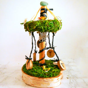 Beltane Baum "Runen" von der Seite - Rabe Munin (Abb. ähnlich)