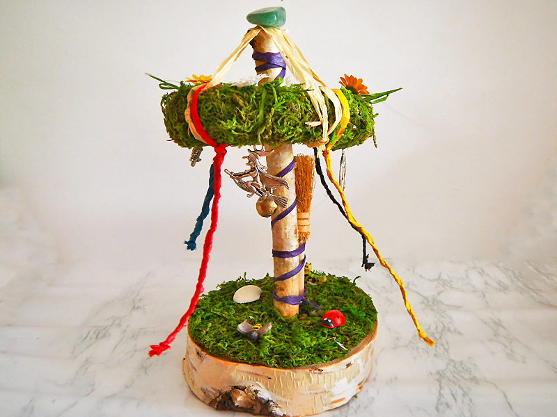 Beltane Baum "Wicca" von der Seite - Hagazussa (Abb. ähnlich)