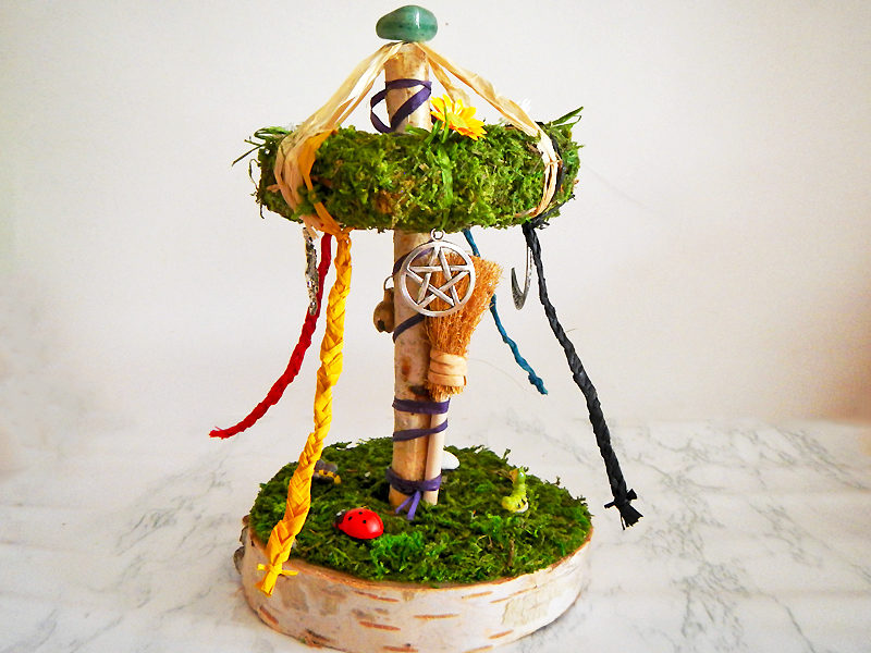 Beltane Baum "Wicca" von der Seite - Pentagramm (Abb. ähnlich)