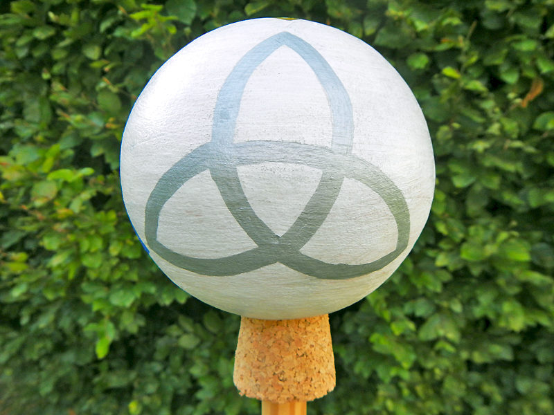 Gartenkugel "Triquetra" Silber (Abb. ähnlich)