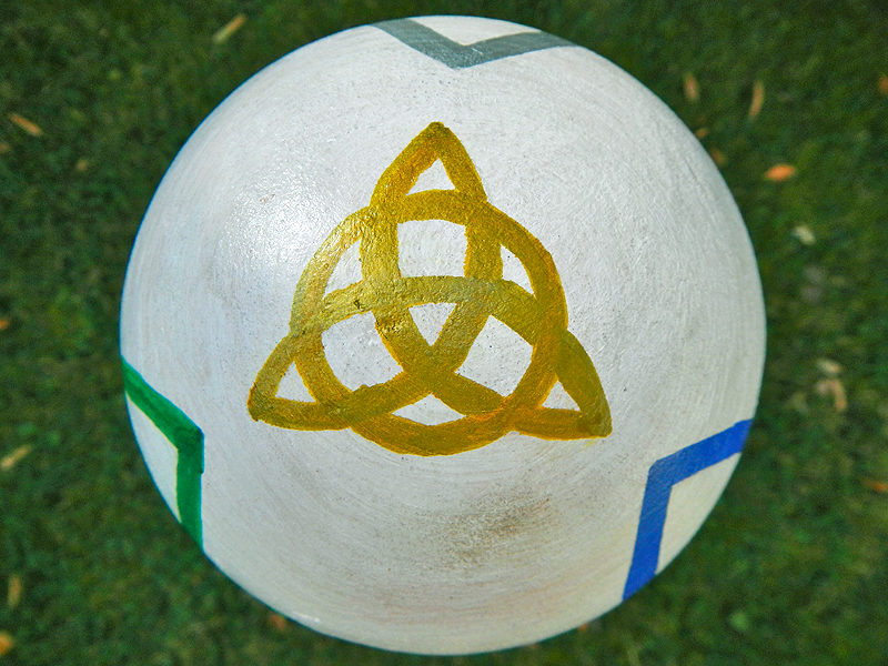 Gartenkugel "Triquetra" von oben (Abb. ähnlich)