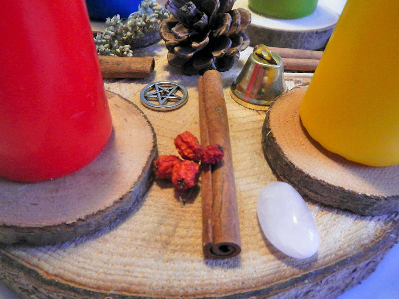 Yul Kranz Wicca auf Baumscheibe (seitlich) - Eberschenbeeren und Rosenquarz