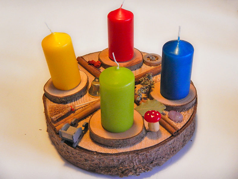 Yul Kranz Wicca auf Baumscheibe (seitlich) - Element Erde