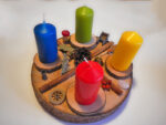 Yul Kranz Wicca auf Baumscheibe (seitlich) - Element Feuer