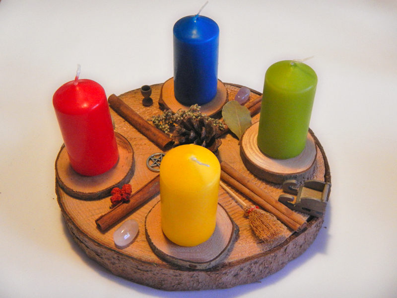 Yul Kranz Wicca auf Baumscheibe (seitlich) - Element Luft