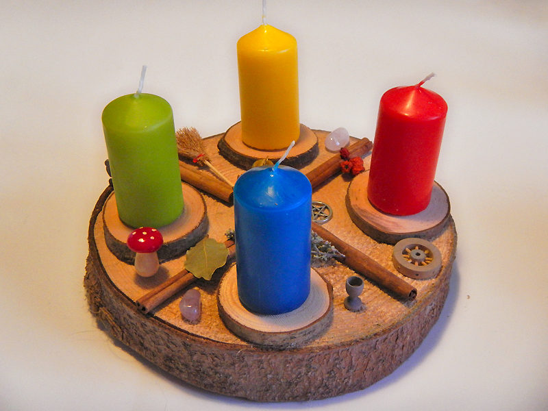 Yul Kranz Wicca auf Baumscheibe (seitlich) - Element Wasser